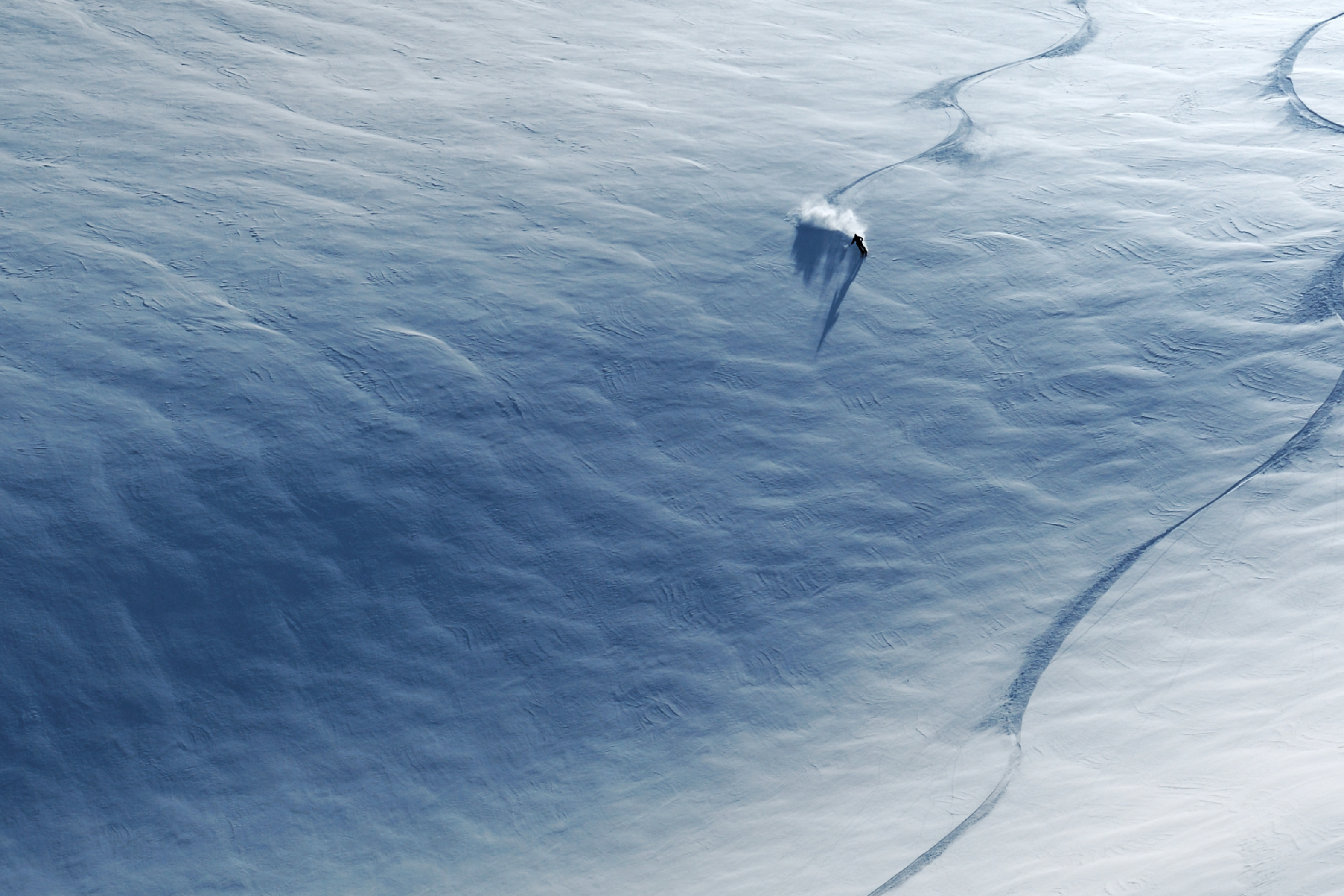 Sturm am Berg – Blick in die Schneedecke